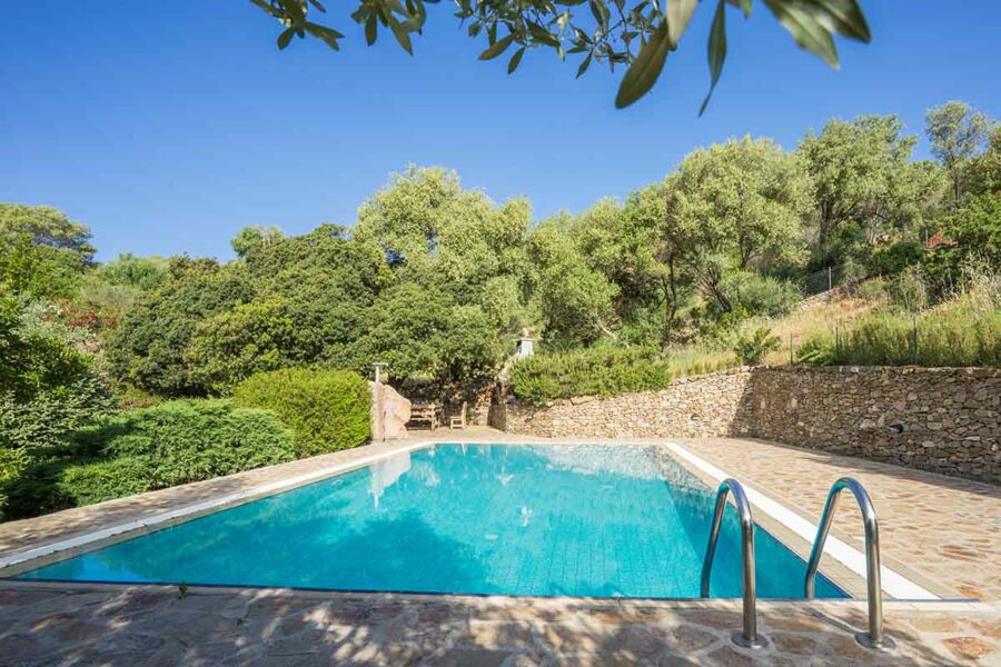 Bungalow with sea view and pool